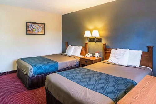 Love Hotels Junction City KS Near Fort Riley By OYO image 12