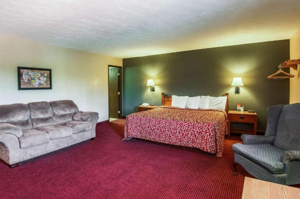 Love Hotels Junction City KS Near Fort Riley By OYO Image 7